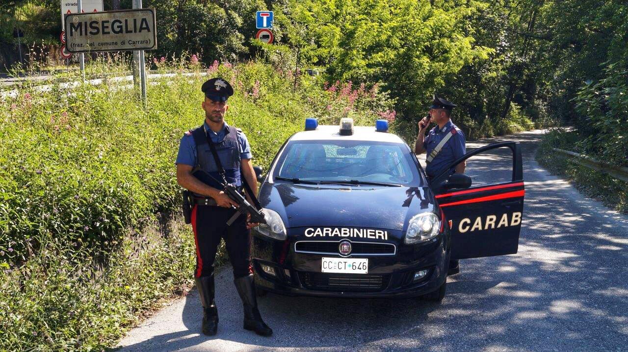 Evade dai domiciliari e a bordo di un Apecar provoca un incidente