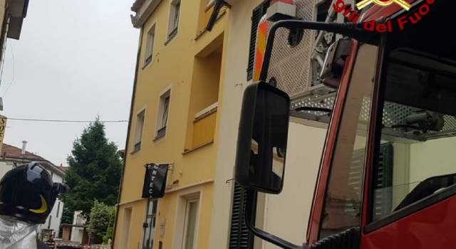 Si stacca la grondaia di un hotel, evacuati 20 clienti