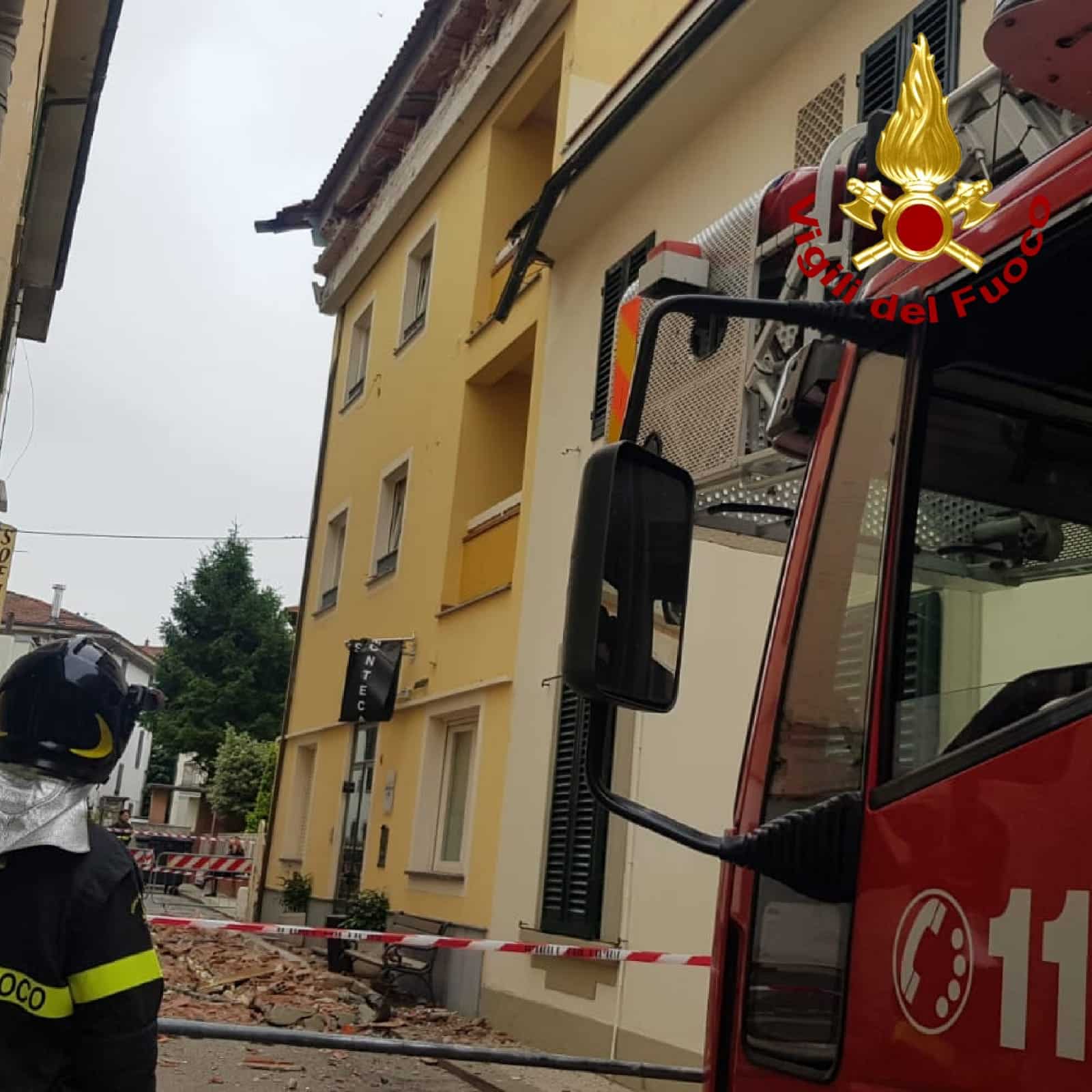 Si stacca la grondaia di un hotel, evacuati 20 clienti