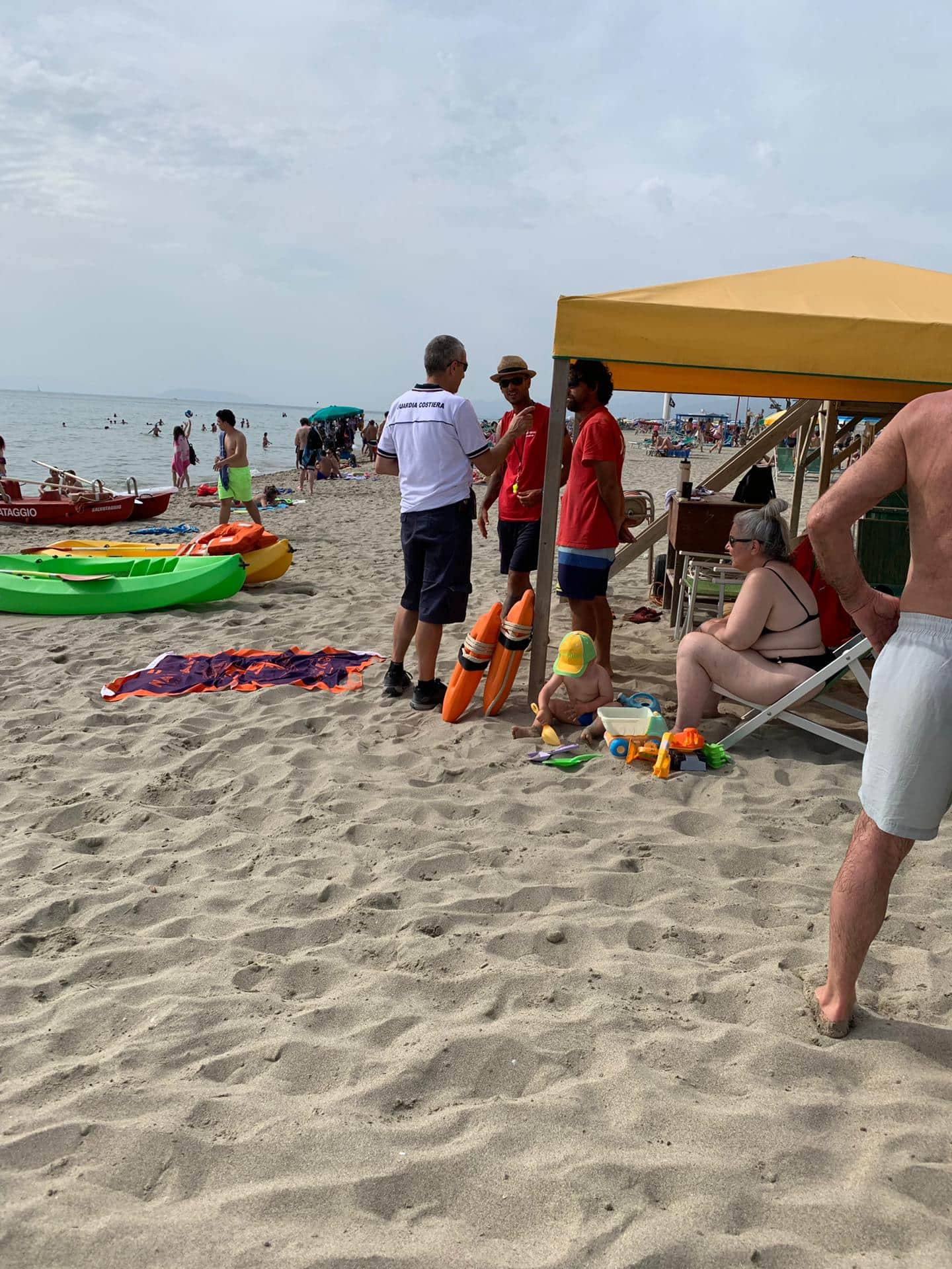 Blitz della Capitaneria di Porto di Viareggio in spiaggia, due sgomberi