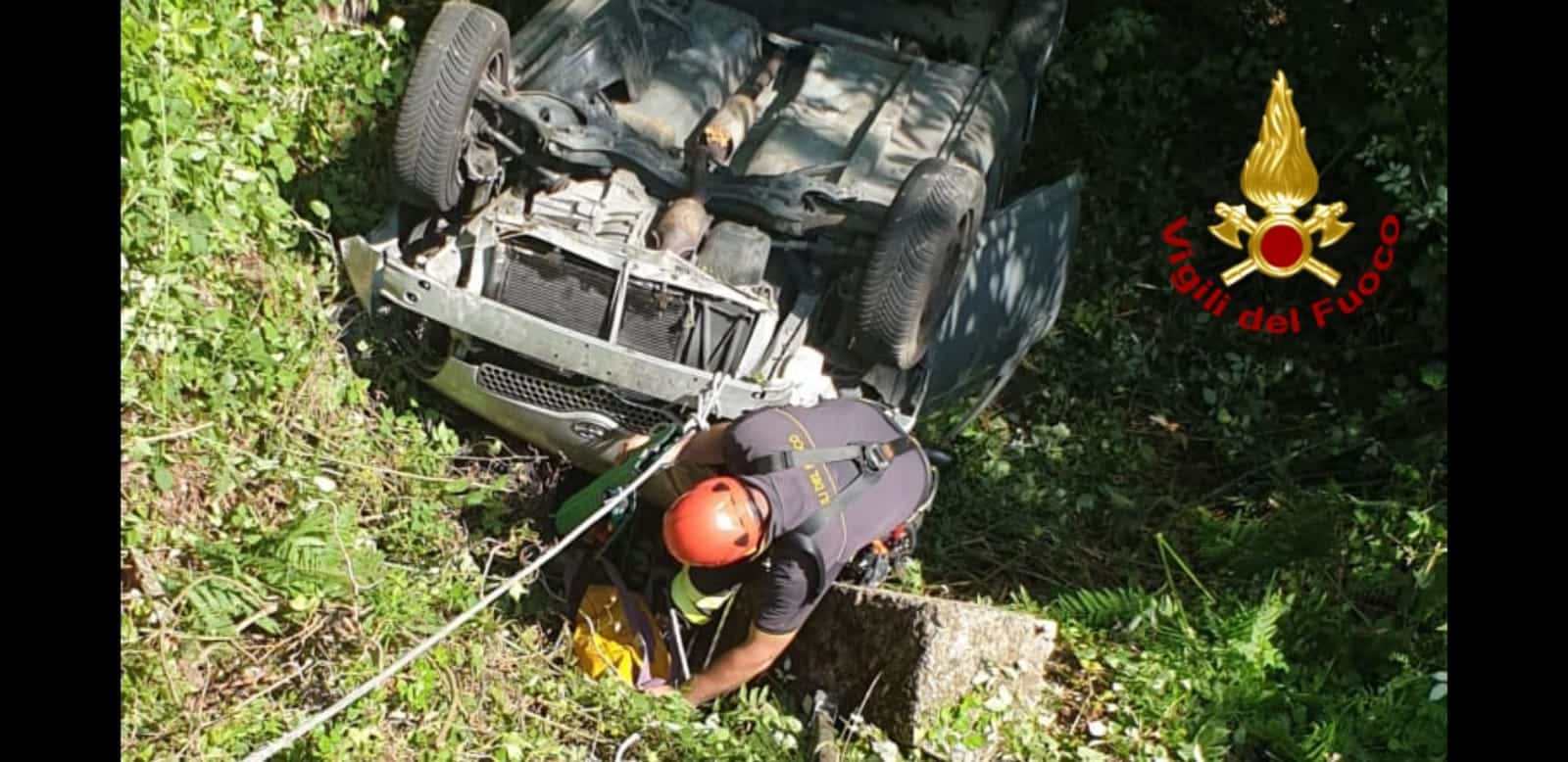 Finisce fuori strada e si cappotta