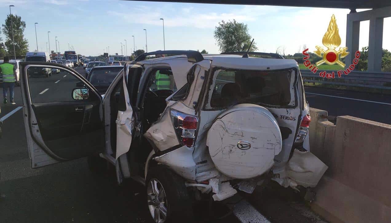 Incidente in A12 allo svincolo: conducente estratto dalle lamiere dai pompieri