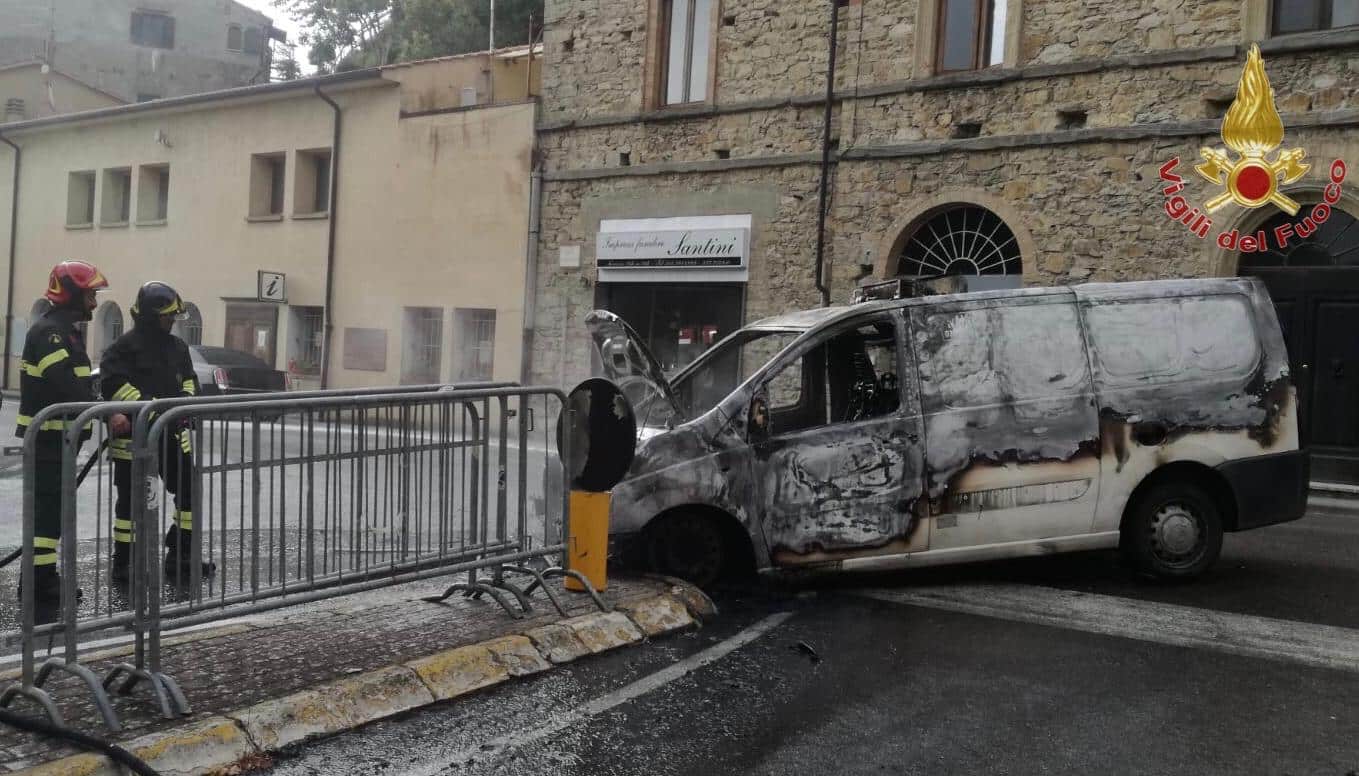 A fuoco un furgone che trasportava medicinali