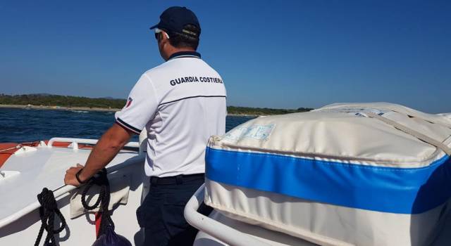 Sole e vento di maestrale impegnano i militari della Guardia Costiera: catamarano disalbera in mare