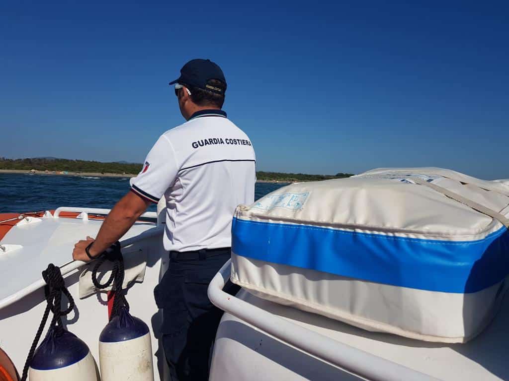 Sole e vento di maestrale impegnano i militari della Guardia Costiera: catamarano disalbera in mare