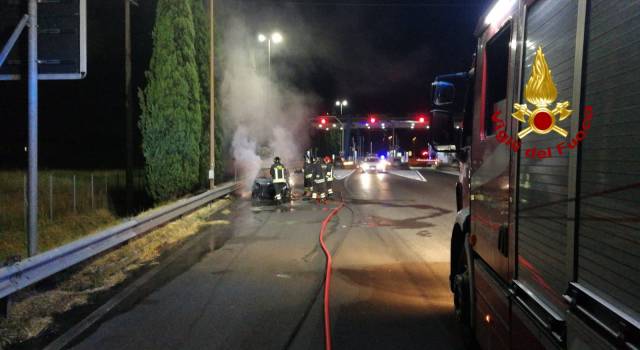 Auto a fuoco sulla Firenze Mare