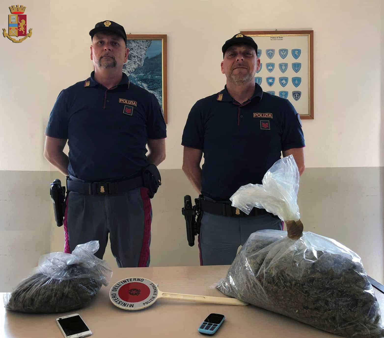 Con due chili e mezzo di marijuana sull’A/12: arrestato dalla Polstrada di Viareggio