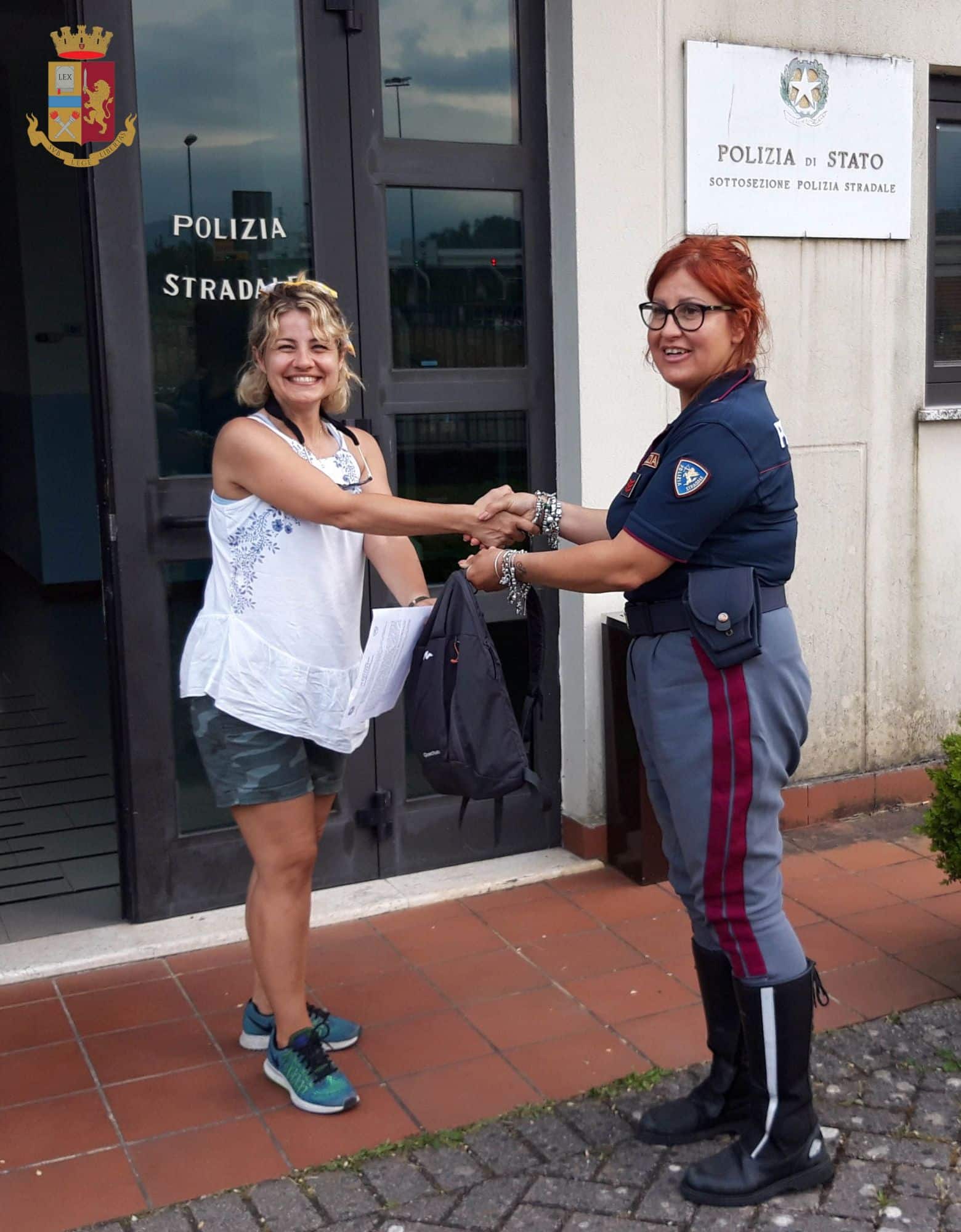 Turista turca derubata dello zaino in autostrada, la Polstrada di Massa glielo restituisce