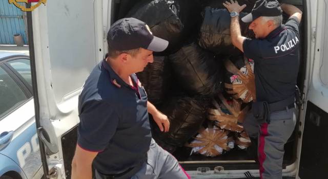 Preleva rifiuti a domicilio ma è senza licenza: fermato dalla Polstrada con oltre 2 tonnellate di scarti tessili