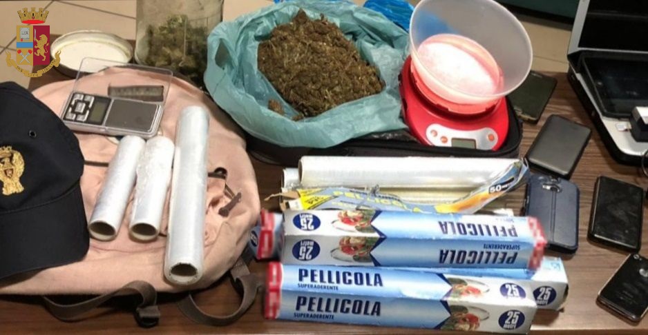 Mezzo chilo di droga nel controsoffitto del bagno e sospetta refurtiva nell’armadio: due arrestati