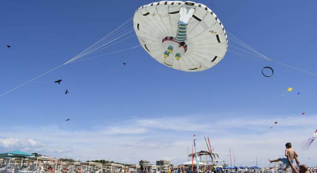 Lido di Camaiore invasa&#8230; dagli aquiloni