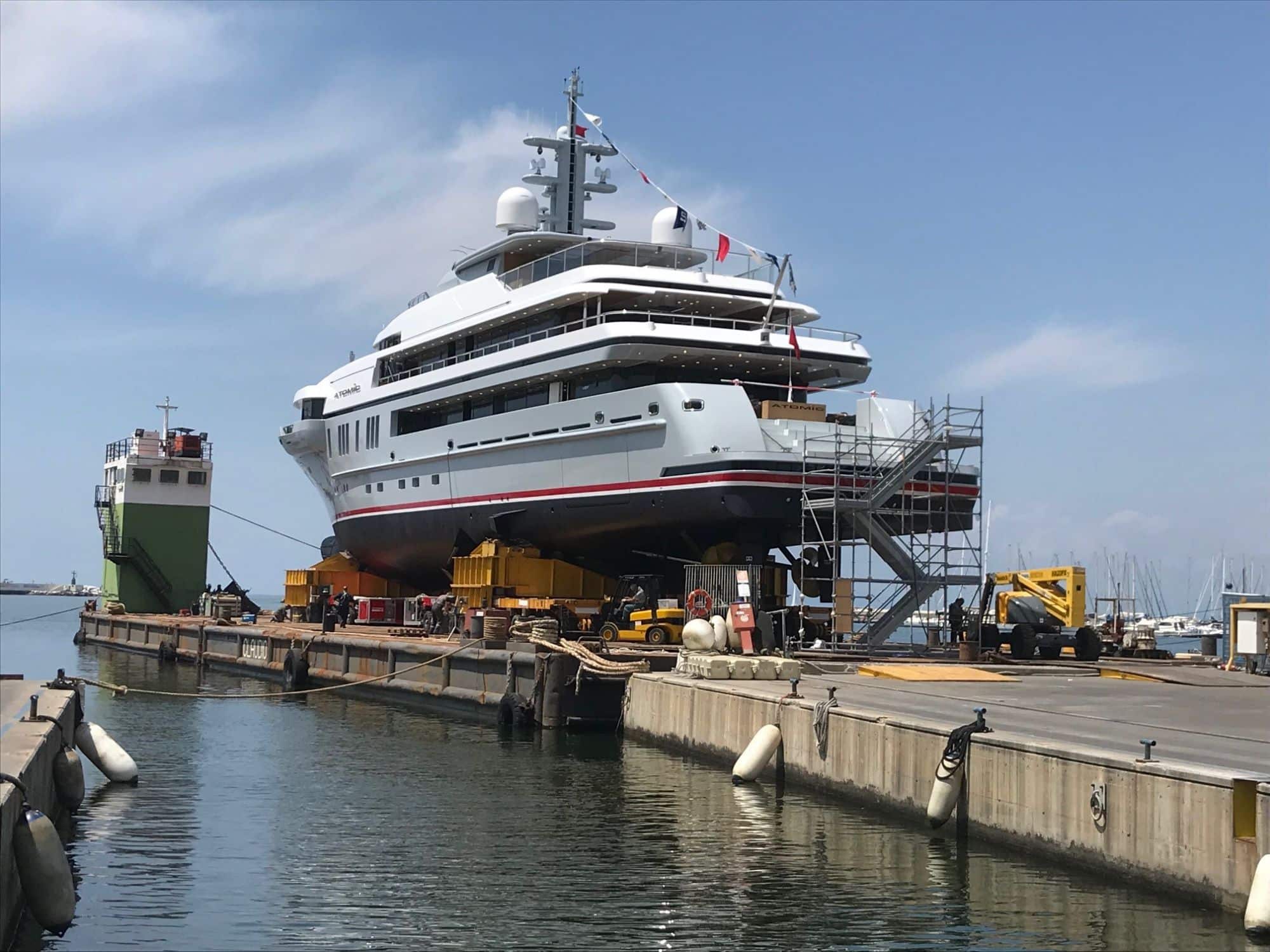 Il pontone Claudio I (72 metri di lunghezza x 25 metri di larghezza) partito dal porto di Viareggio con a bordo un carico eccezionale