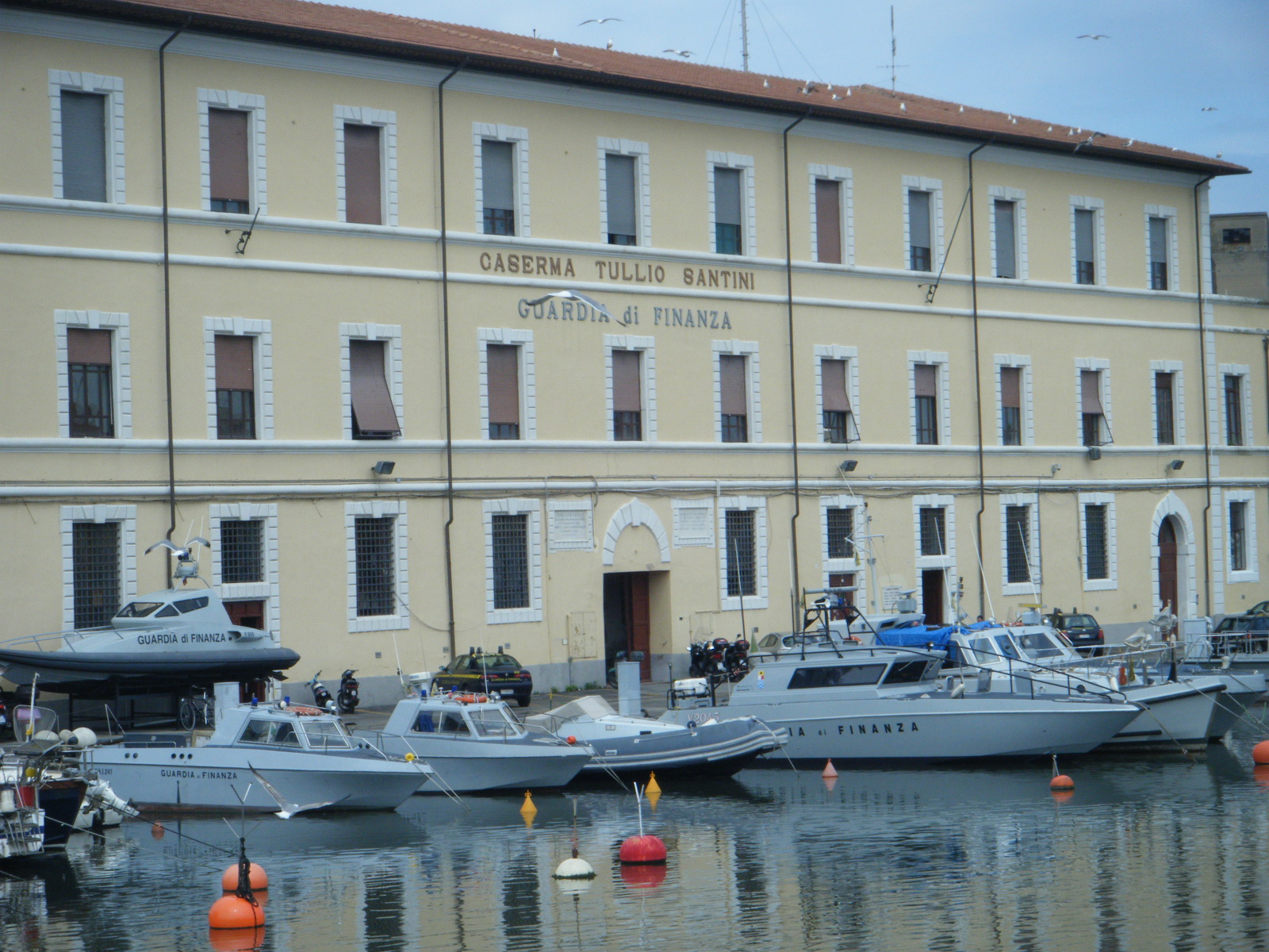 Falso “made in Italy”: sequestrata nel porto di Livorno una partita di capi d’abbigliamento provenienti dalla Tunisia