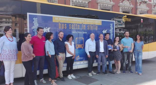 Torna il “Bus sotto le stelle” sulla costa apuana: da Marina di Carrara a Viareggio con un unico biglietto valido tutta la notte