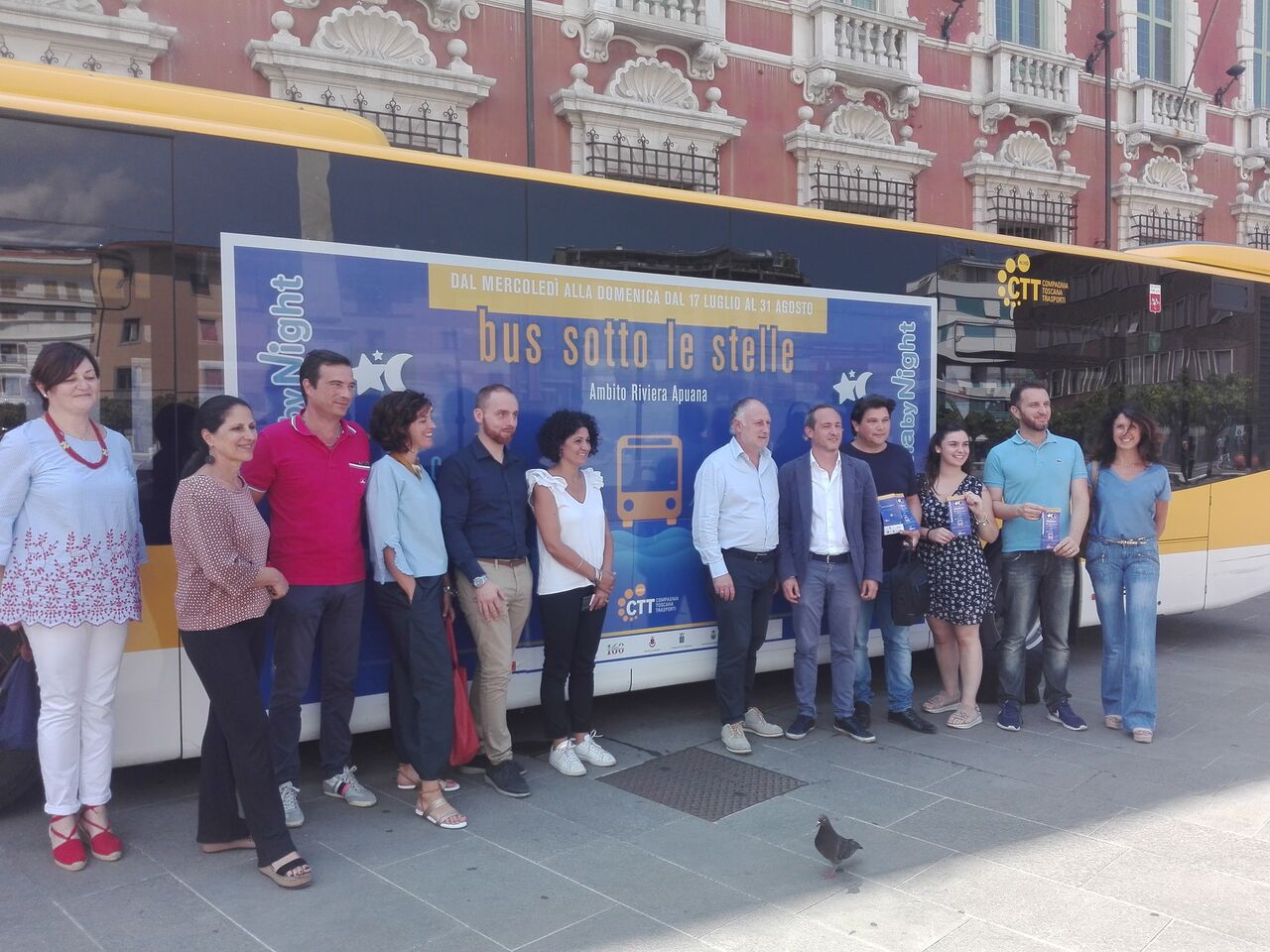 Torna il “Bus sotto le stelle” sulla costa apuana: da Marina di Carrara a Viareggio con un unico biglietto valido tutta la notte