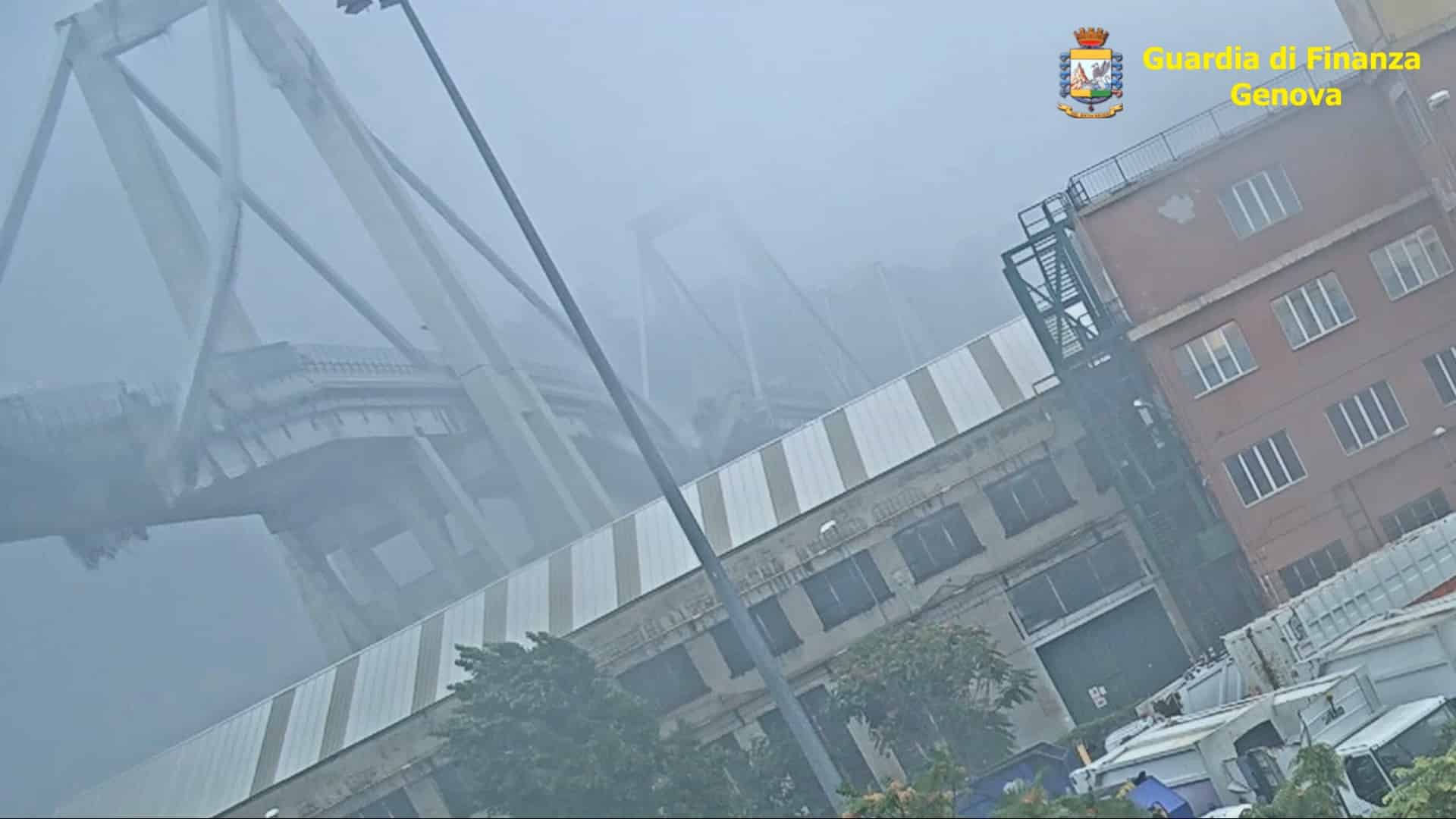 Ponte Morandi, le immagini inedite del crollo: foto e video