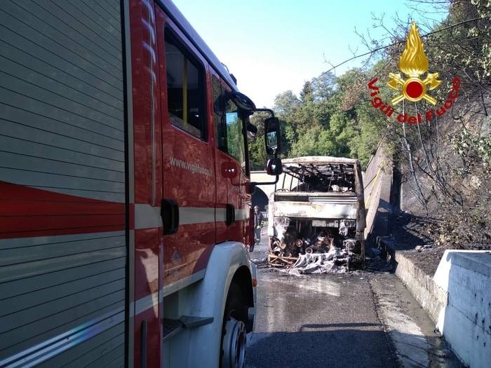 Bus a fuoco, paura in autostrada