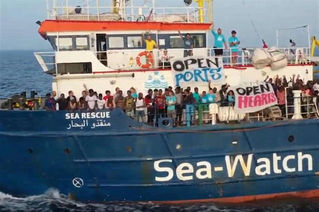 “E intanto a Lampedusa i barchini sbarcano. Cronache di un delirio politico”