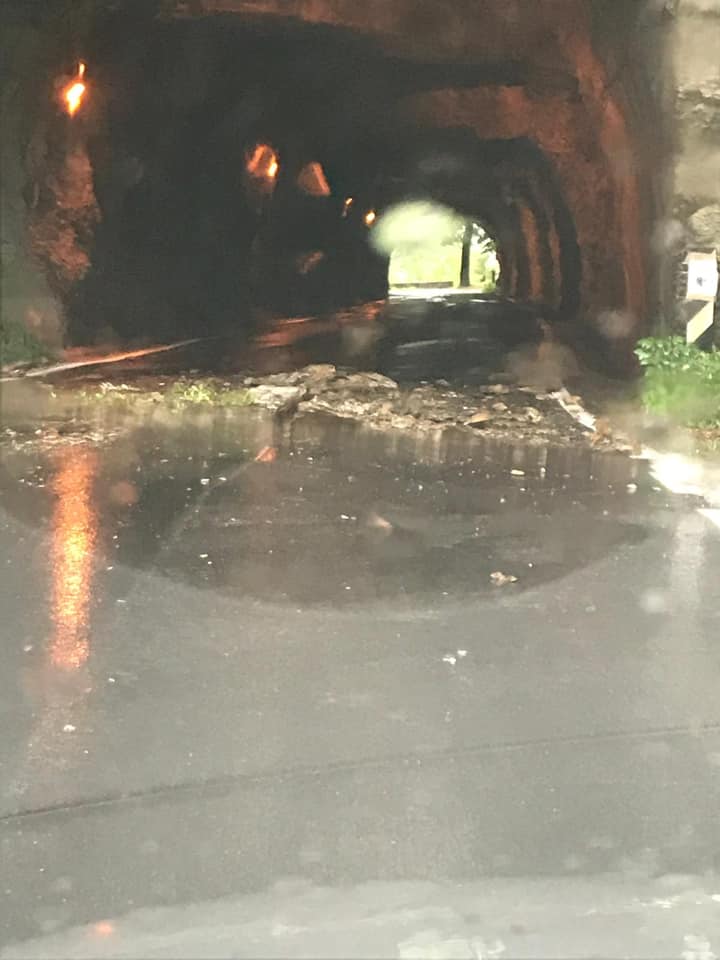 Il maltempo colpisce anche l’Alta Versilia, massi caduti nella galleria di Retignano