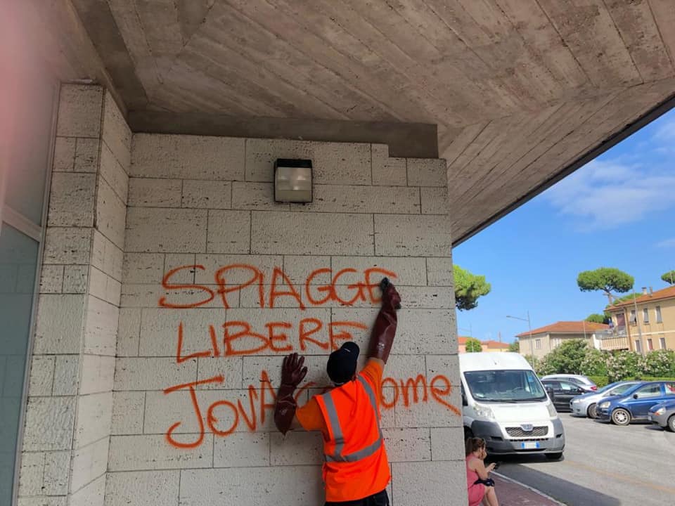 “Spiagge libere, Jova go home”, le scritte in Darsena. Il Sindaco: “Energie spese per gli idioti”