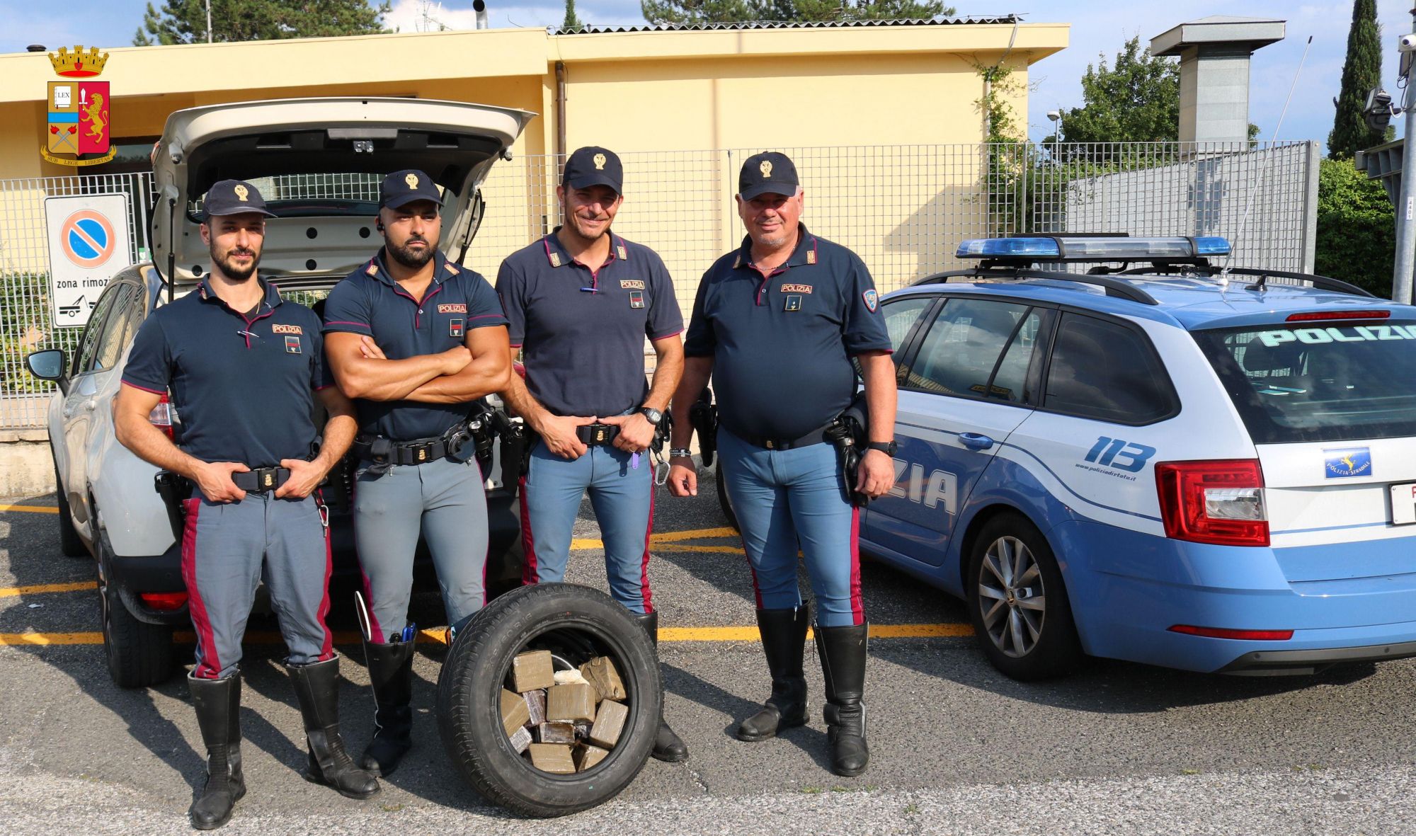 Beccato con oltre 10 chili di droga dentro la ruota di scorta per piazzarla nelle località turistiche della Versilia: arrestato 45enne