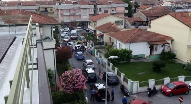 Ladri in contromano si schiantano su un&#8217;auto e contro un muro, presi dalla Polizia