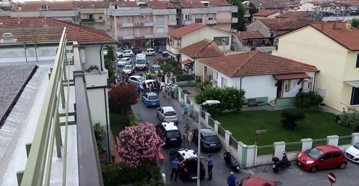 Ladri in contromano si schiantano su un’auto e contro un muro, presi dalla Polizia