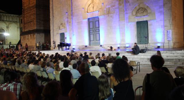Premio Carducci: la grande poesia in Piazza Duomo, serata evento tra musica, canto e danza