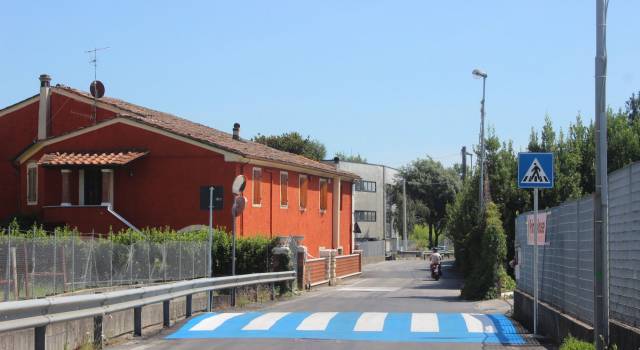 Sicurezza stradale, ecco i dossi colorati a Pietrasanta