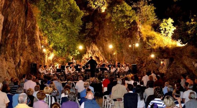 Musica: “Concerto sotto le stelle” a Capezzano Monte, il Coro Versilia canta nel teatro naturale de “La Cava”