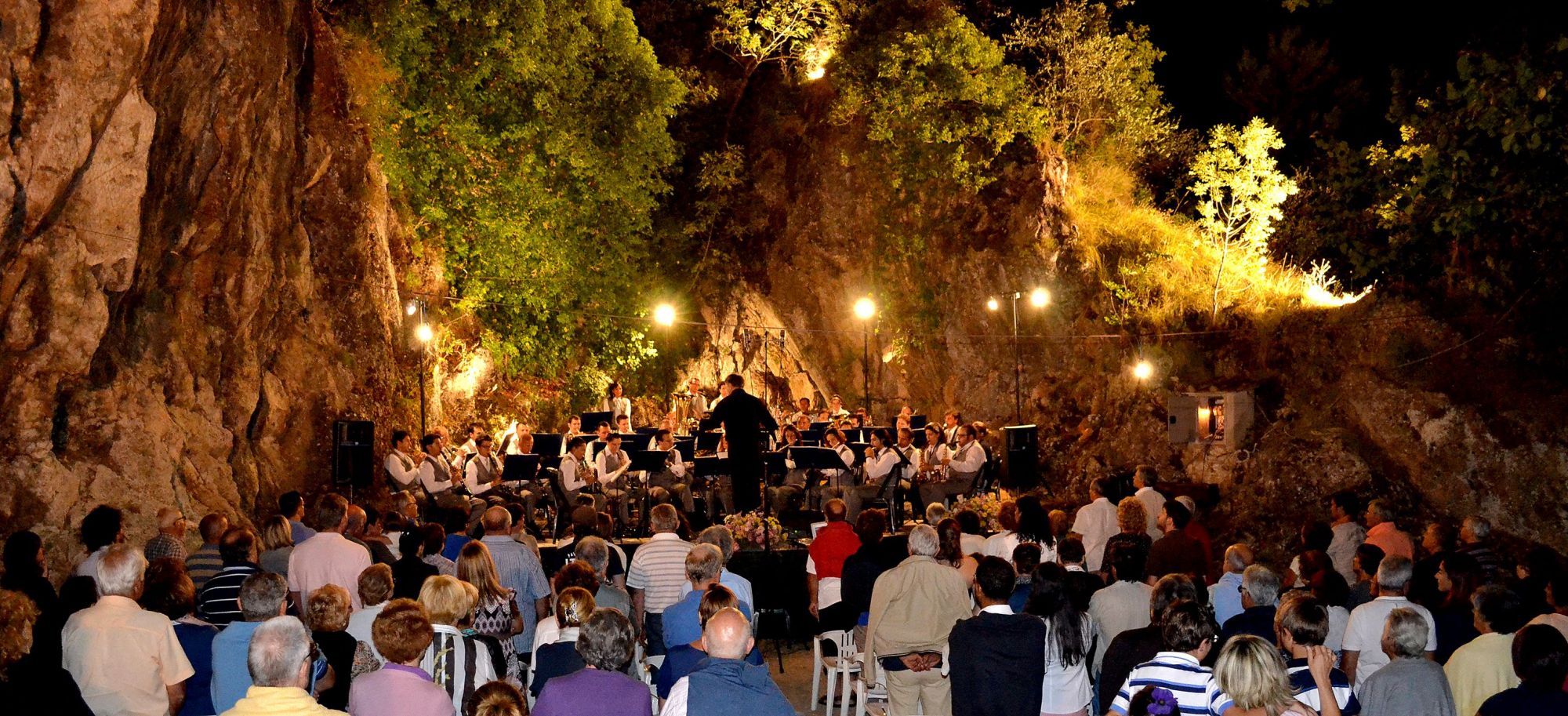 Musica: “Concerto sotto le stelle” a Capezzano Monte, il Coro Versilia canta nel teatro naturale de “La Cava”