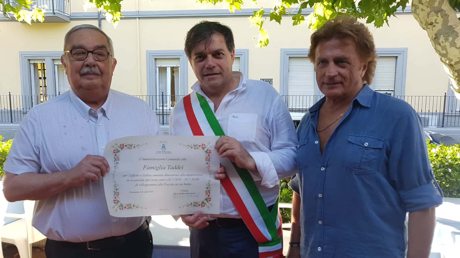 Da 100 anni e 5 generazione in vacanza a Focette, la famiglia Taddei premiata dal Sindaco