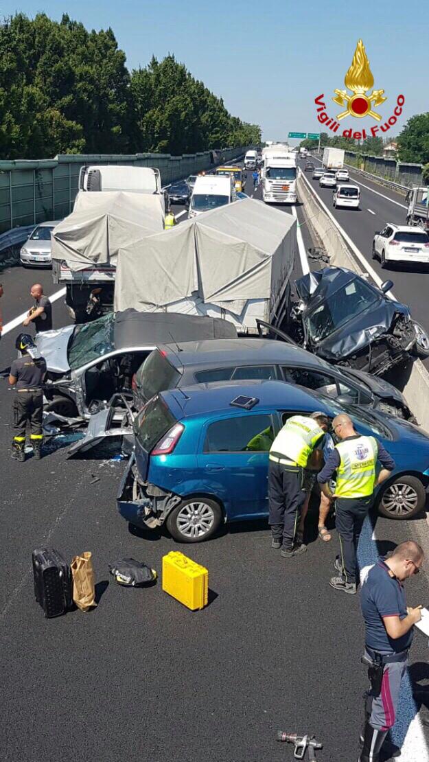 Coda di 8 km sulla Firenze Mare dopo la carambola tra tir e 4 auto: autostrada riaperta dopo le 12