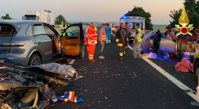 Tragedia in autostrada: un morto e 12 feriti