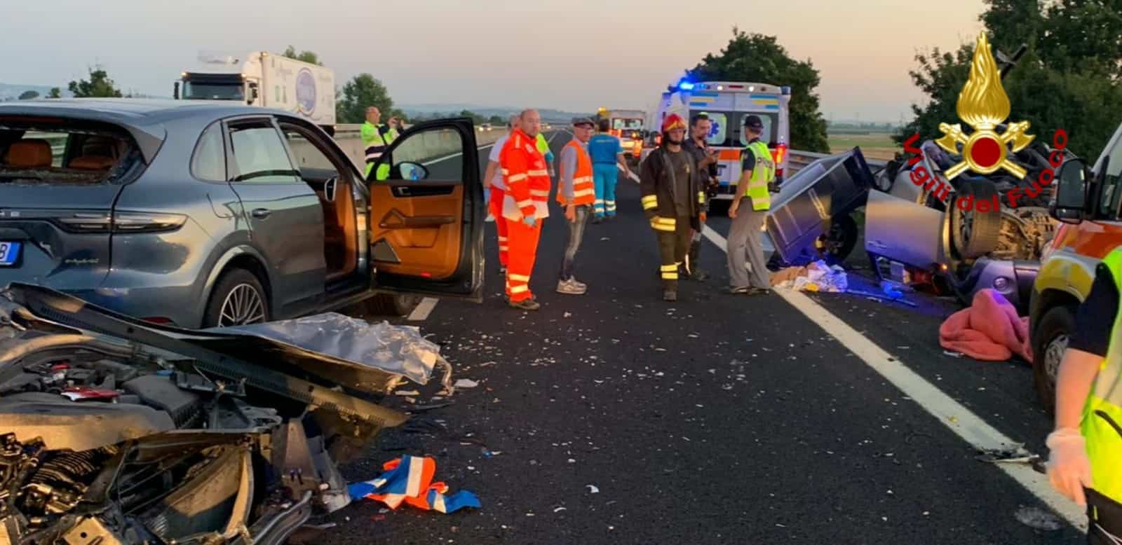 Tragedia in autostrada: un morto e 12 feriti