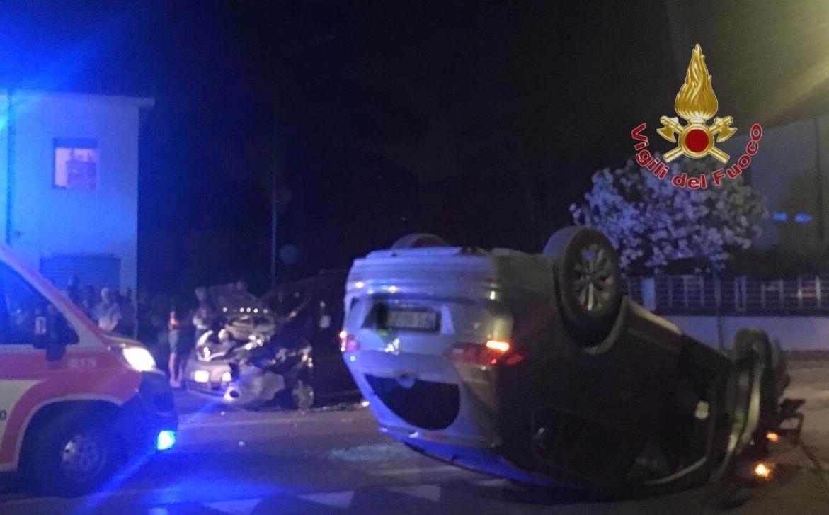 Perde il controllo dell’auto e si cappotta