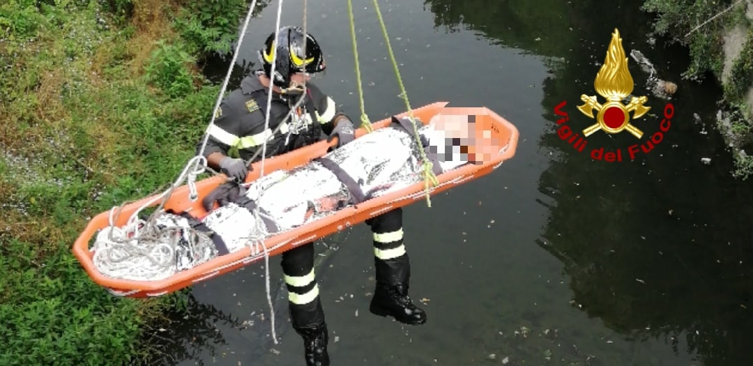 Vola nel torrente con l’auto, 80enne salvata dai vigili del fuoco