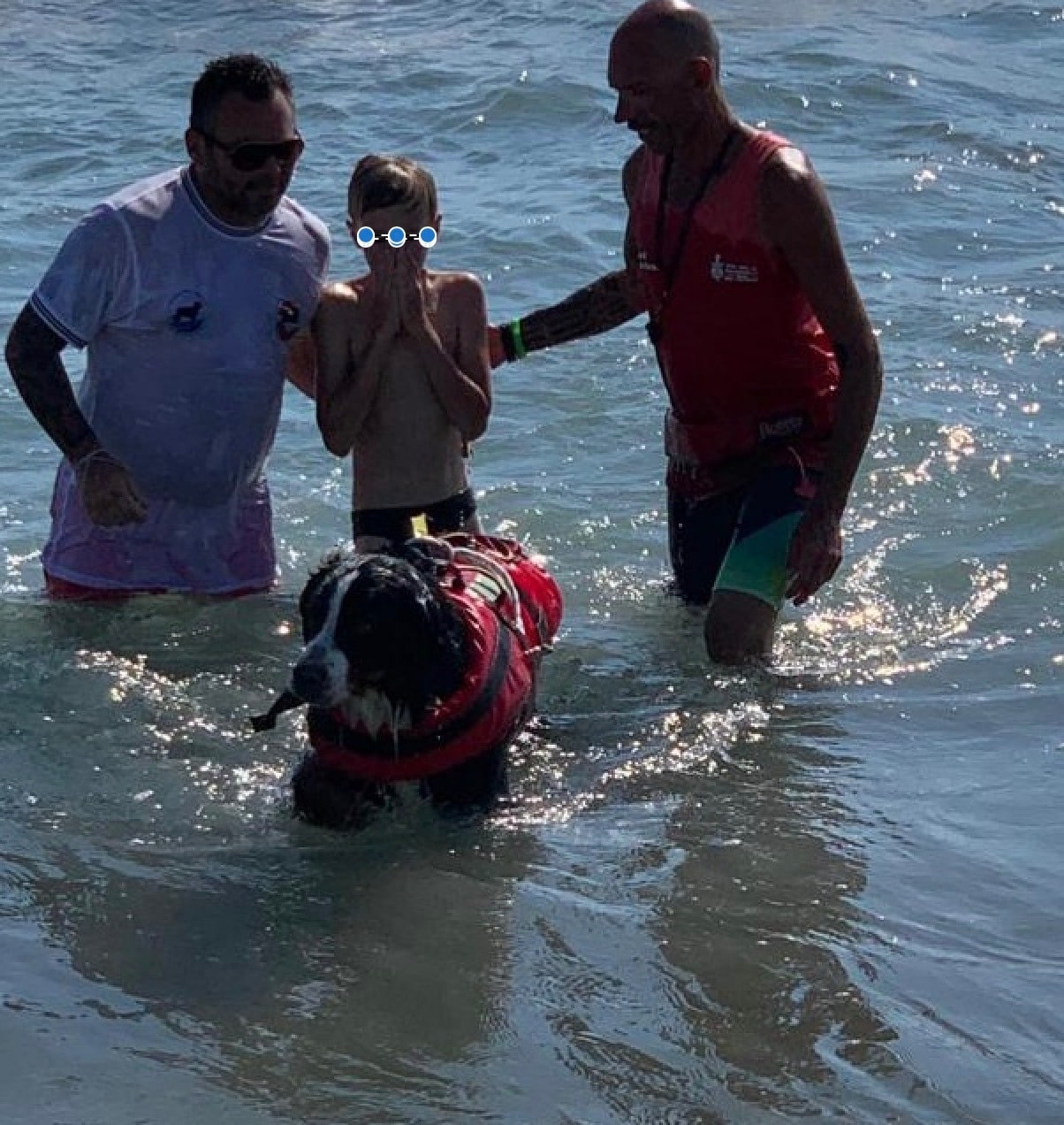 I cani bagnino salvano in mare a Forte dei Marmi due persone