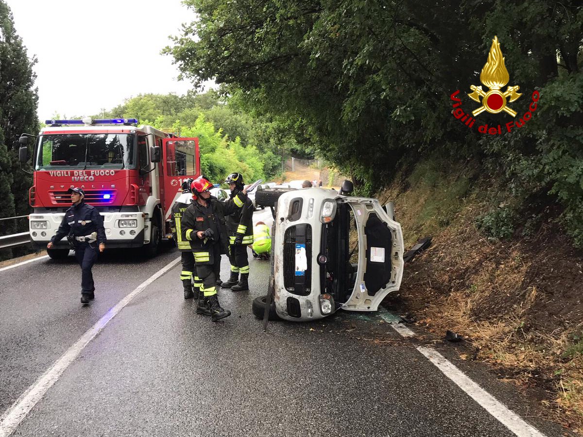 Si cappottano sulla Porrettana, in due estratti dalle lamiere