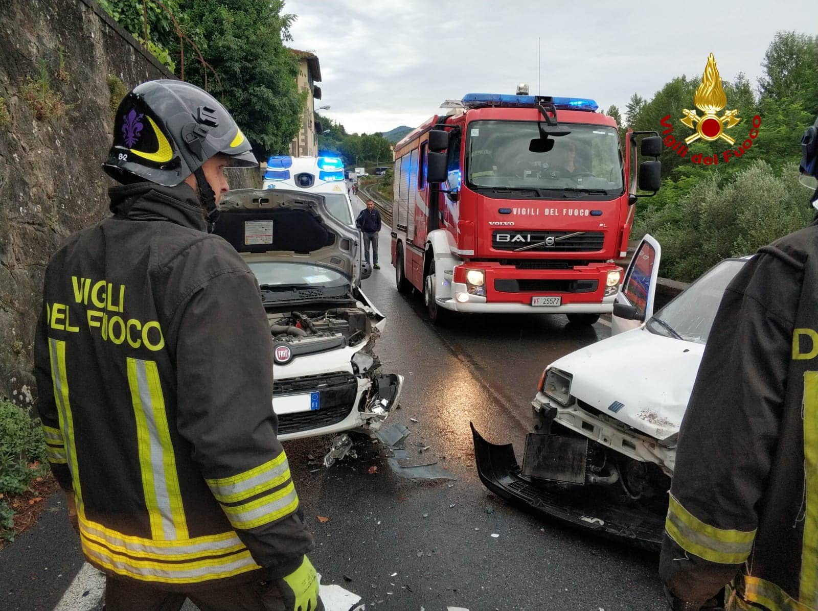 Frontale tra due auto: feriti una donna, un bambina e un uomo