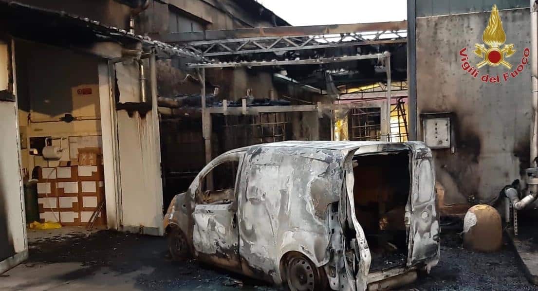 Rogo in una ditta di prodotti chimici, le fiamme spente solo all’alba