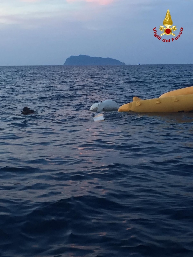 Elicottero in mare, proseguono le ricerche del disperso