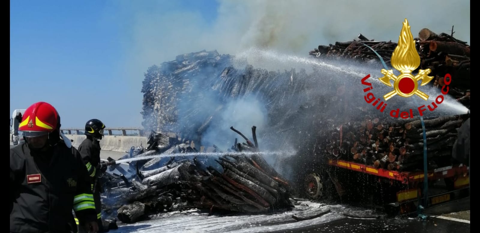 A fuoco mezzo pesante che trasportava legna, viabilità interrotta sulla FiPiLi