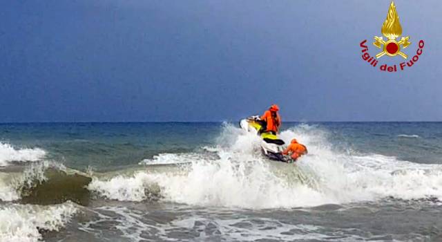 Surfista soccorso in mare dai vigili del fuoco e la guardia costiera (foto e video)