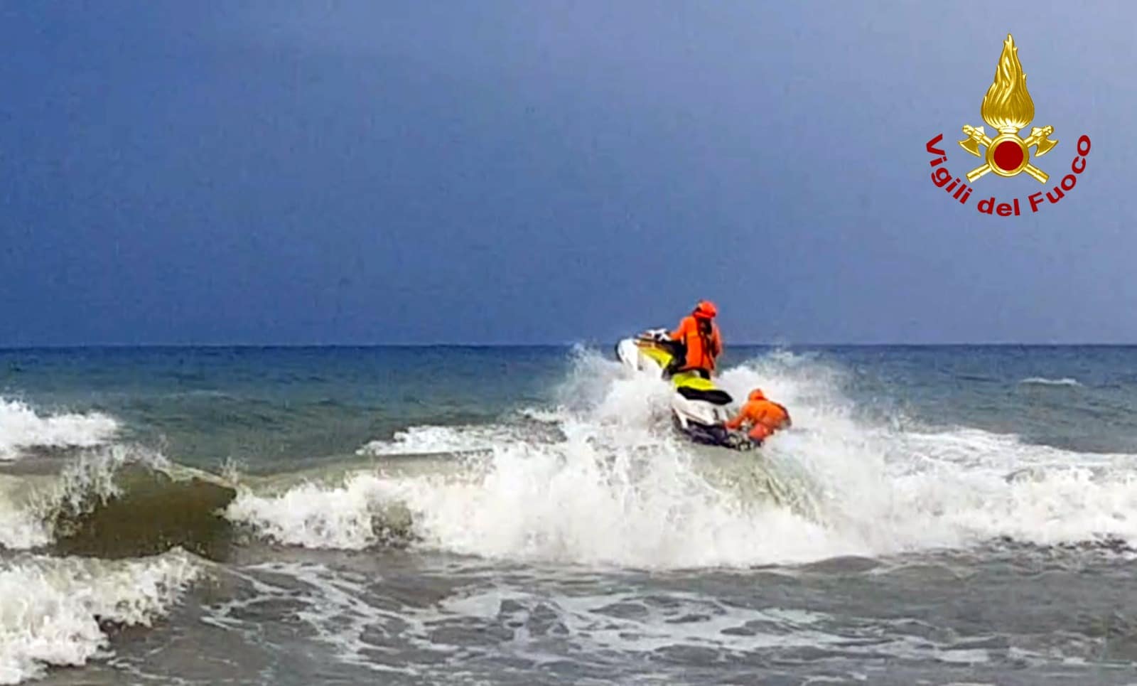 Surfista soccorso in mare dai vigili del fuoco e la guardia costiera (foto e video)