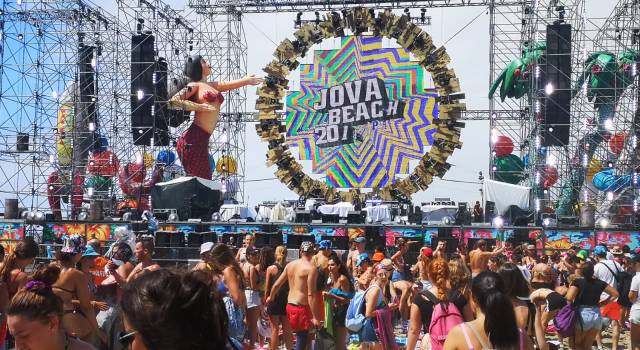 Viareggio l&#8217;ombelico del mondo, l&#8217;assalto dei 40mila al Jova Beach Party