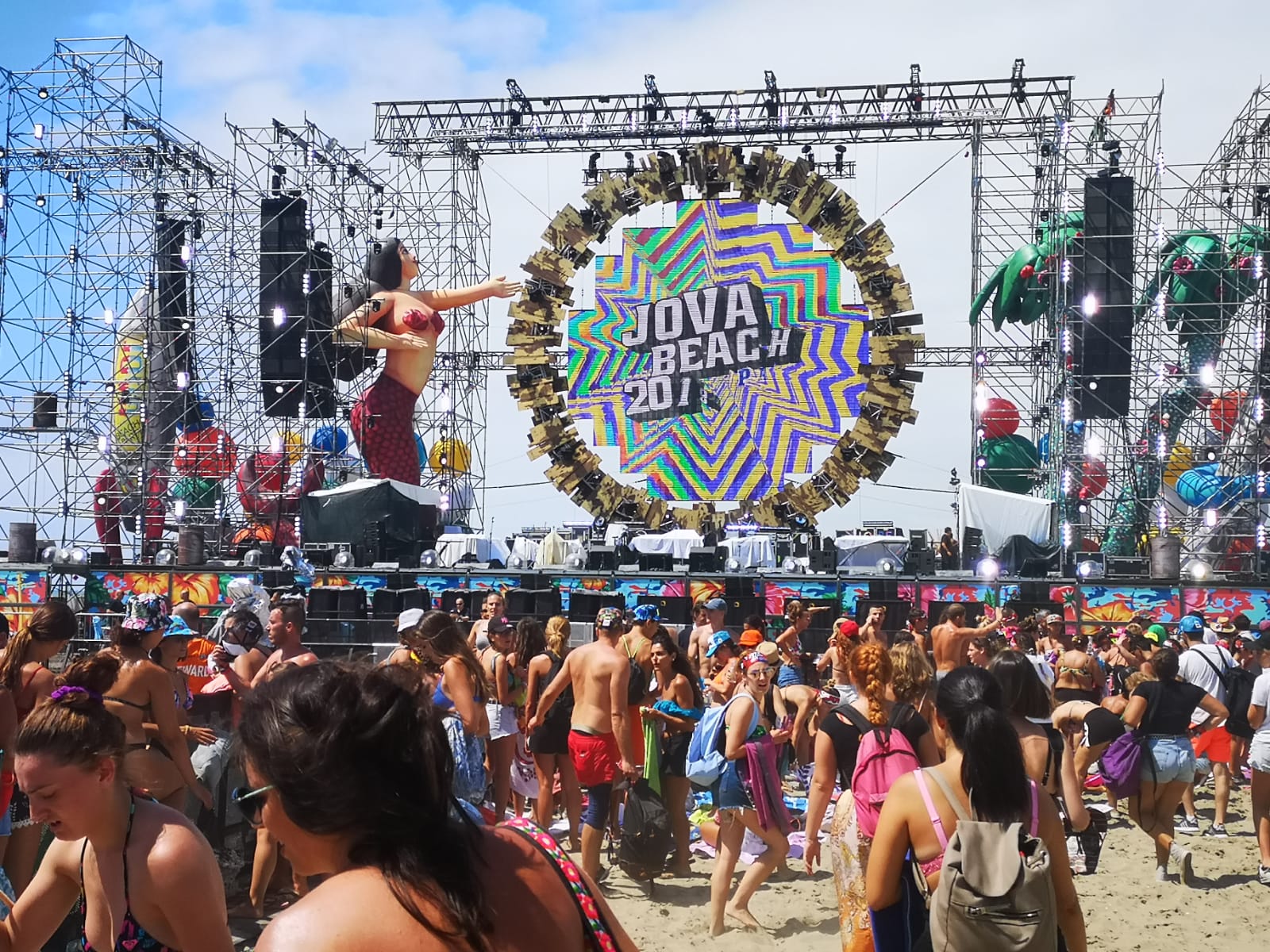 Viareggio l’ombelico del mondo, l’assalto dei 40mila al Jova Beach Party