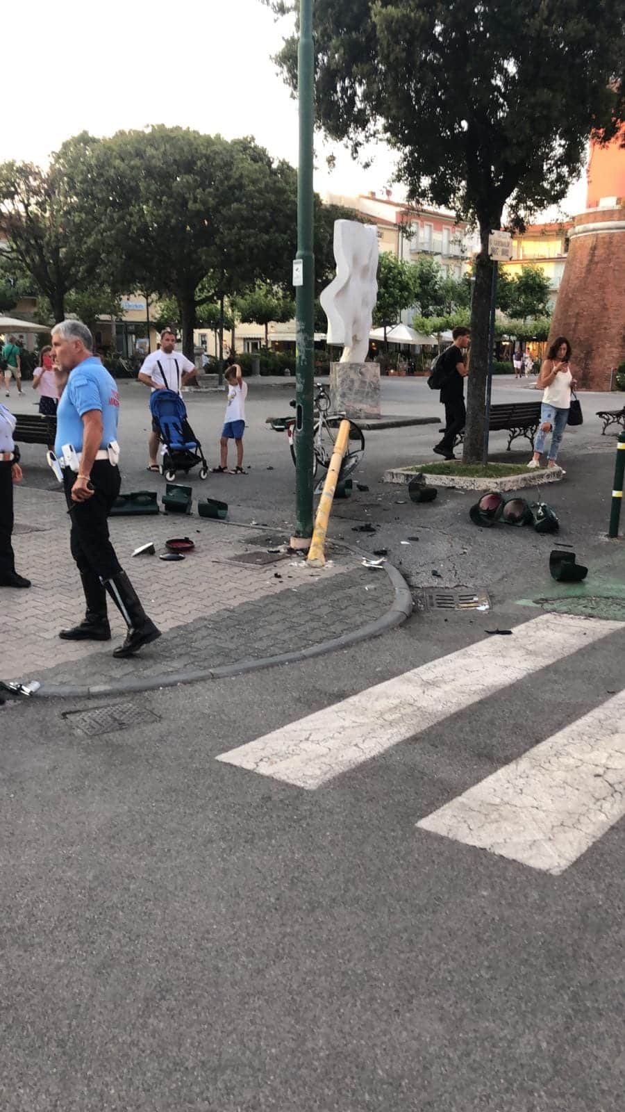 Folle corsa terrorizza lo shopping a Forte dei Marmi: 40enne fiorentino ricoverato in Psichiatria