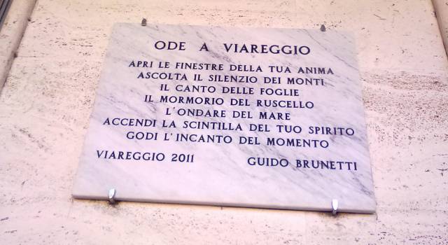 La targa “Ode a Viareggio” sulla parete della scuola dell’infanzia in Darsena