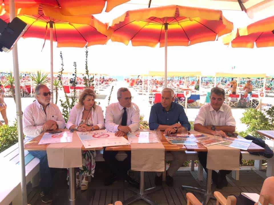 Plastic free, partita da Viareggio la campagna #spiaggepulite